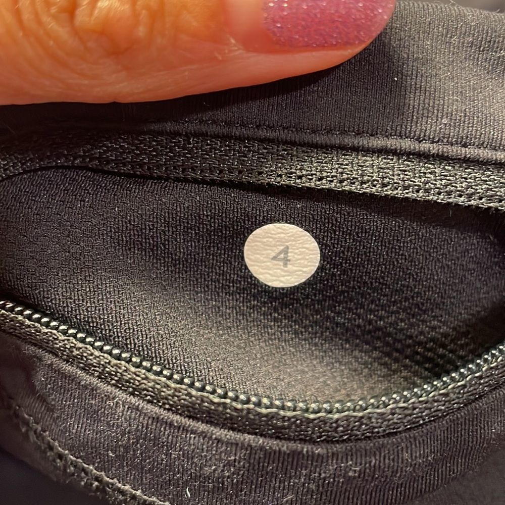 Lululemon Athletica woman’s black Capri - Picture 9 of 10